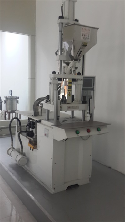 セラミック射出成形機